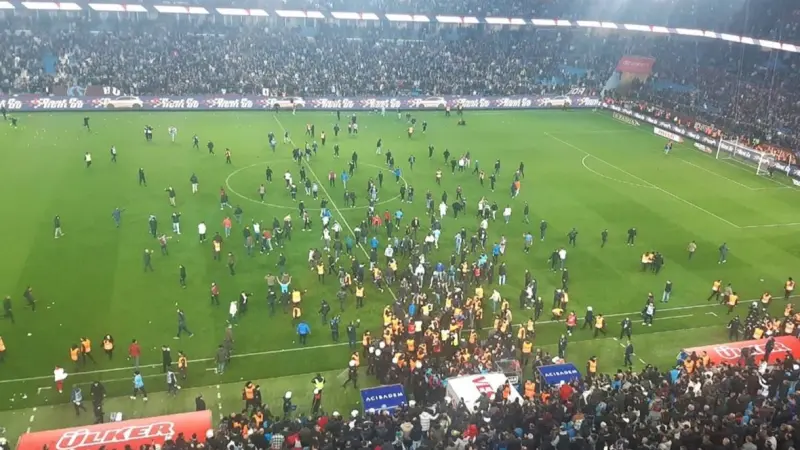 "عنف غير مقبول".. فيفا يستنكر شغب مباراة فناربخشة وطرابزون