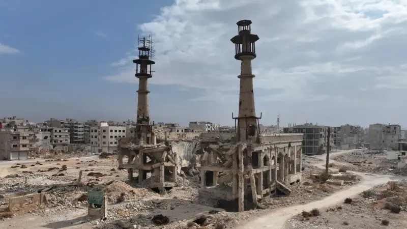 سوريون يعيدون بناء حياتهم وأحيائهم المدمرة في داريا