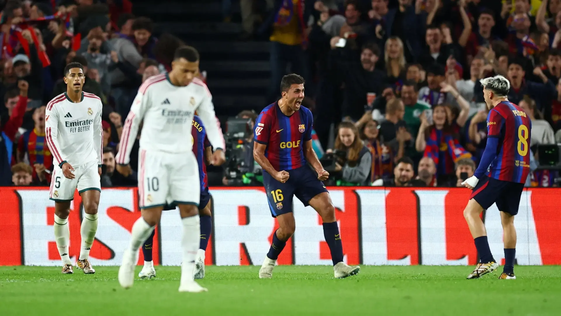 مباراة الكلاسيكو بين ريال مدريد وبرشلونة (أ ف ب) مباراة الكلاسيكو بين ريال مدريد وبرشلونة (أ ف ب)