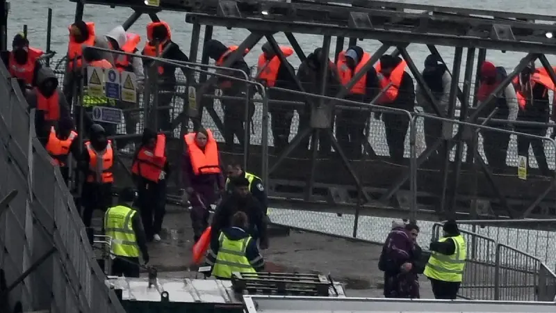 بريطانيا تسجل في 2025 ثاني أعلى عدد مهاجرين عبر المانش منذ 2018