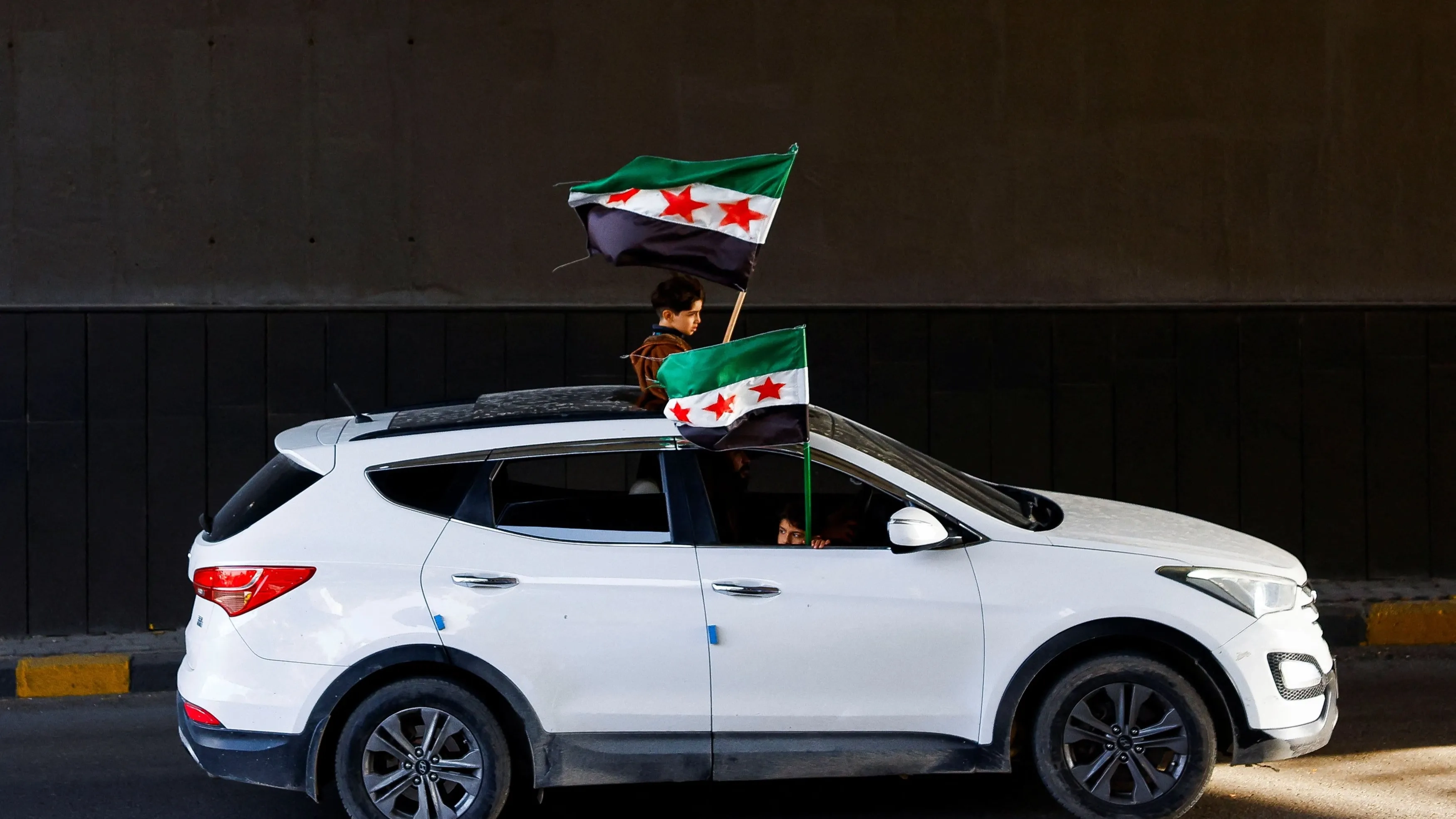 عام على سقوط الأسد.. الاقتصاد السوري بين التعافي والعقبات السياسية 