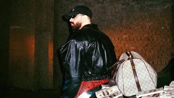 الرابر شهاب يثير ضجة في مصر بسبب "ملابسه غير اللائقة"