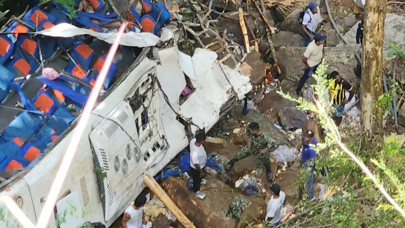 فيديو - مأساة في كولومبيا.. 17 قتيلا بحادث تحطم حافلة مدرسية