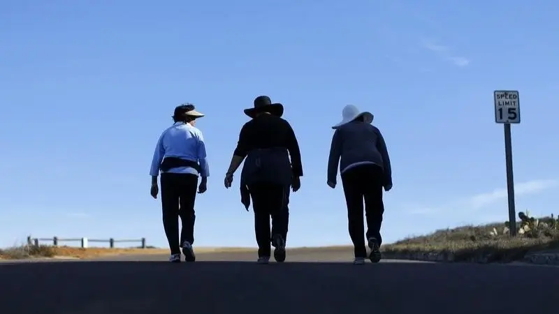 علماء: عادات المشي في الشباب ترتبط بمخاطر صحية خطيرة