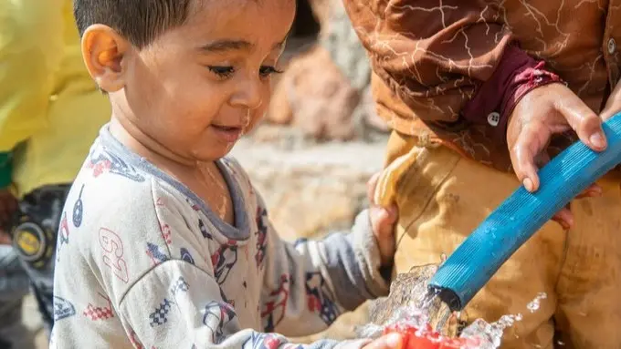 احذر الكوليرا والتيفوئيد.. كيف تقتل المياه الملوّثة طفلك؟