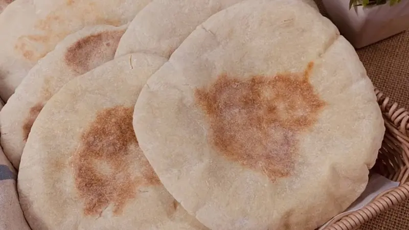 فيديو - إقبال عربي وتركي على الخبز المصري في إسطنبول