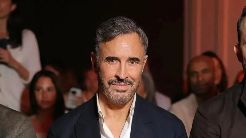 فيديو - شبيه كاظم الساهر يذهل الجمهور بصوت مطابق تماما