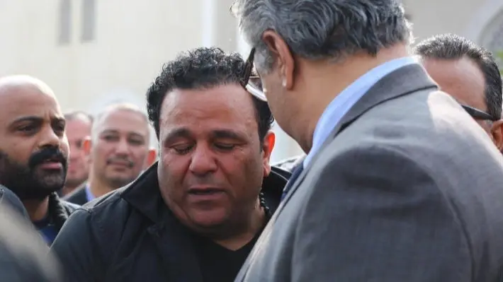 محمد فؤاد يودع شقيقه قبل دفنه بمقابر العائلة