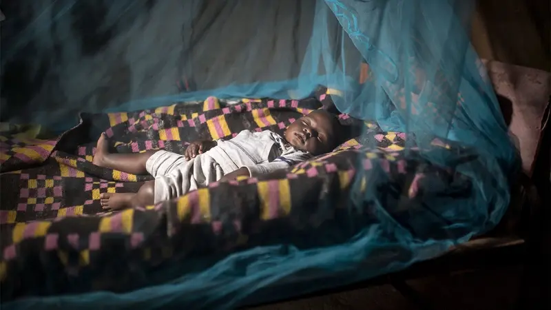 دراسة صادمة: حمل الرضع بهذه الأقمشة يبعد الملاريا