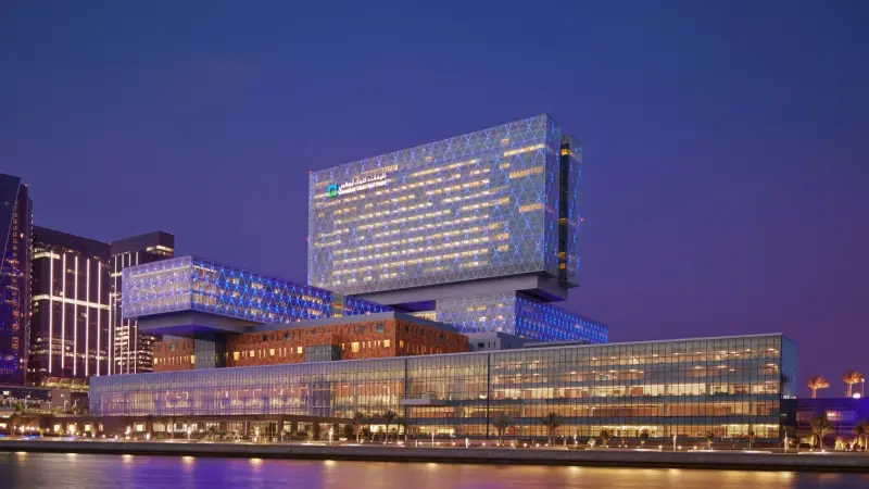 إنجاز طبي في الإمارات.. أول جراحة روبوتية لاستئصال ورم نادر