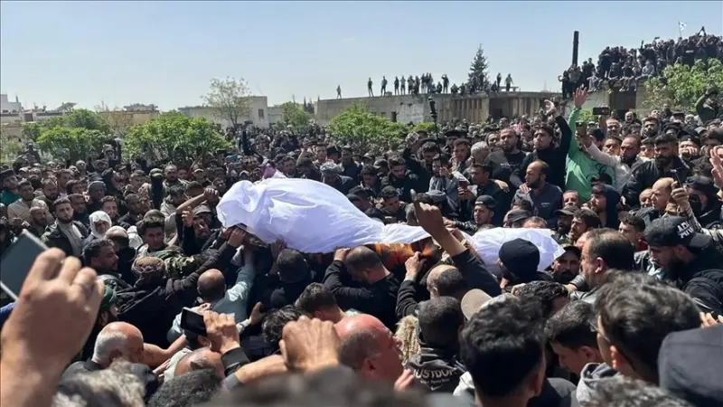 فيديو - آلاف السوريين يشيعون قتلى القصف الإسرائيلي على درعا