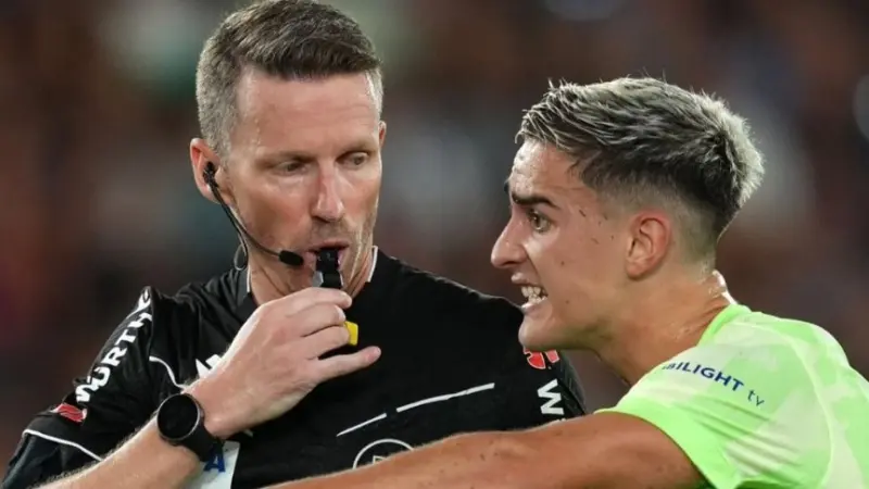 الحكم هيرنانديز هيرنانديز يثير الجدل.. هل ظلم برشلونة؟