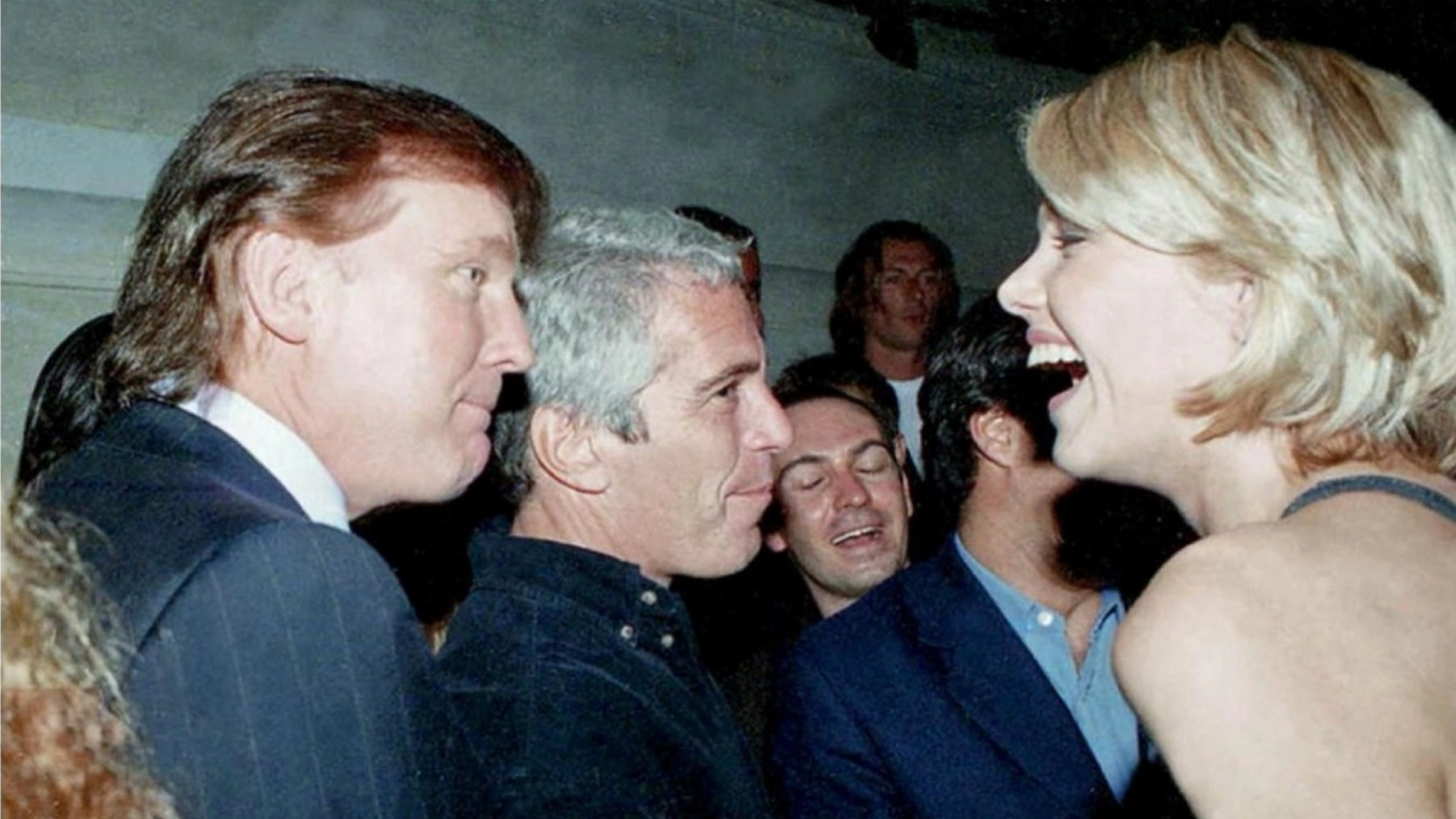 ترامب يعلّق على نشر صور جديدة تجمعه مع إبستين 