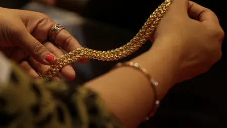 الذهب ينطلق.. والأوقية تقترب من 4,260 دولارًا