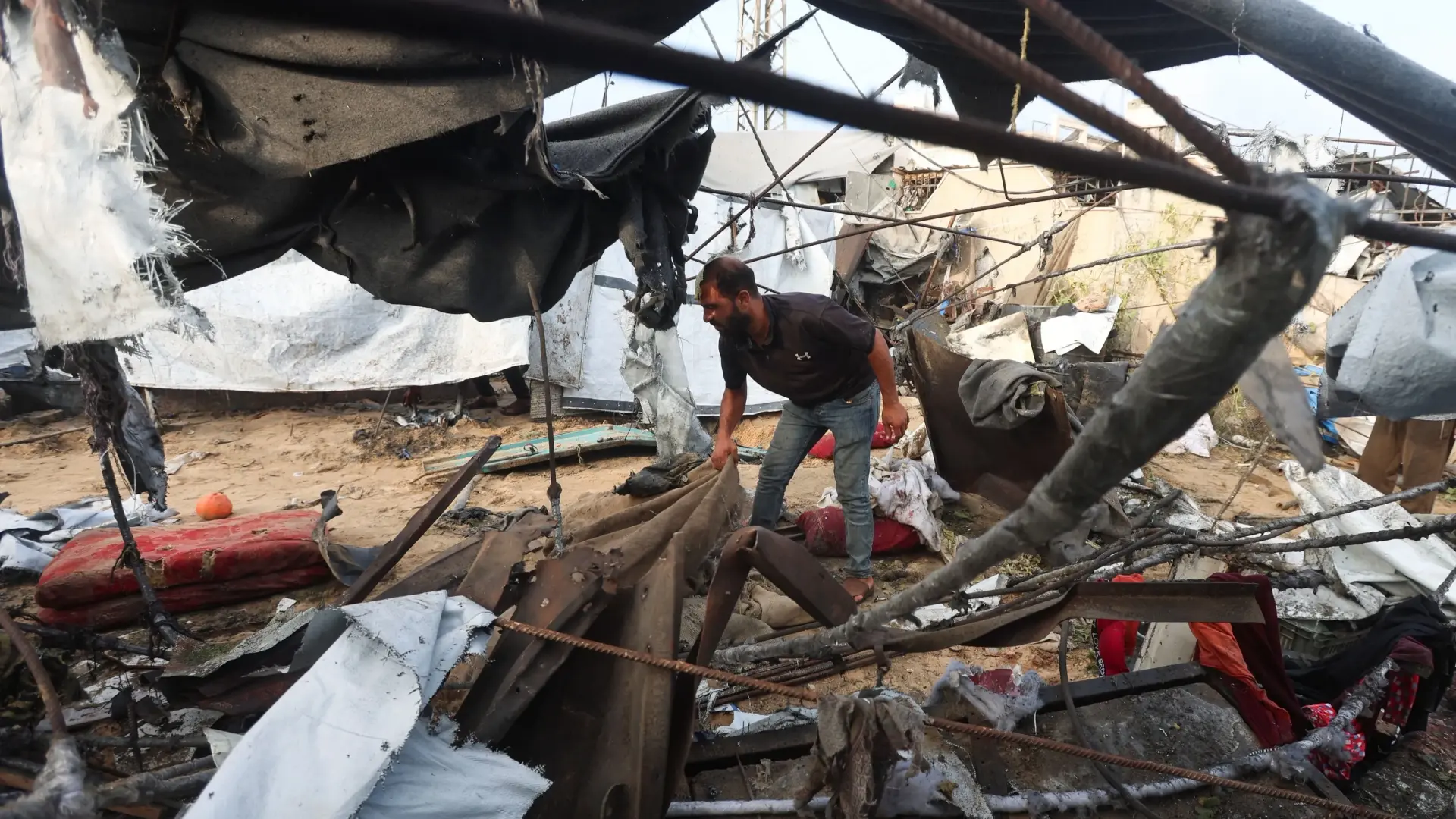 الدفاع المدني في غزة يواصل عمليات البحث عن مفقودي الحرب (رويترز) الدفاع المدني في غزة يواصل عمليات البحث عن مفقودي الحرب (رويترز)