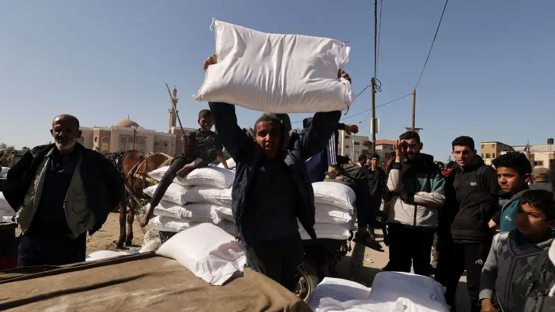 فيديو - دخول مئات الشاحنات المحملة بالمساعدات لغزة عبر معبر رفح