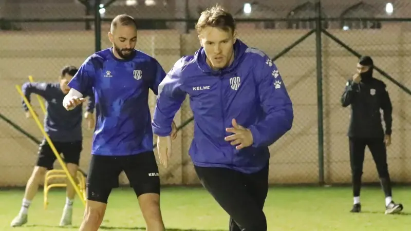 معلق مباراة العهد والكهرباء اليوم.. 4 معلقين عرب