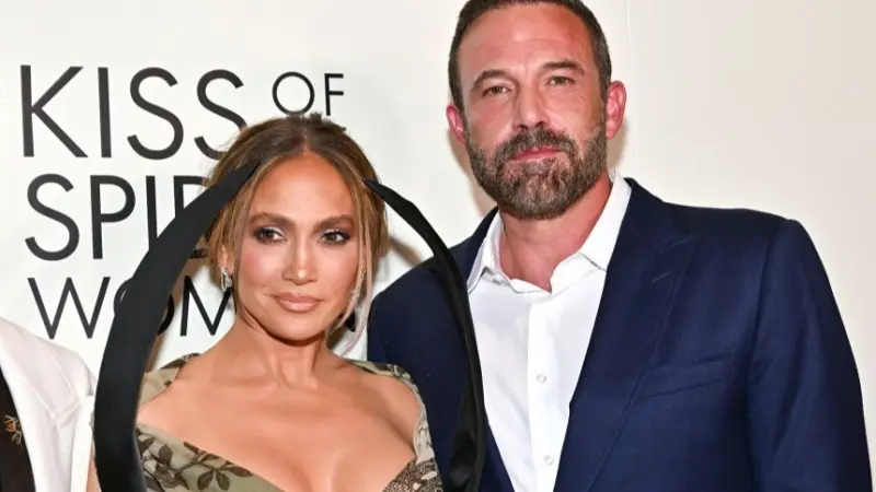 فيديو - بن أفليك يحرج جينيفر لوبيز على السجادة الحمراء