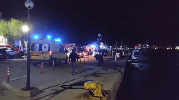 اليونان: قتلى وجرحى بتصادم بين زورق مهاجرين وسفينة لخفر السواحل