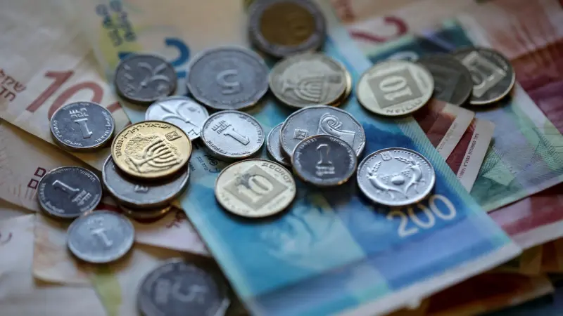 حرب غزة تخفض قيمة الشيكل إلى 23%