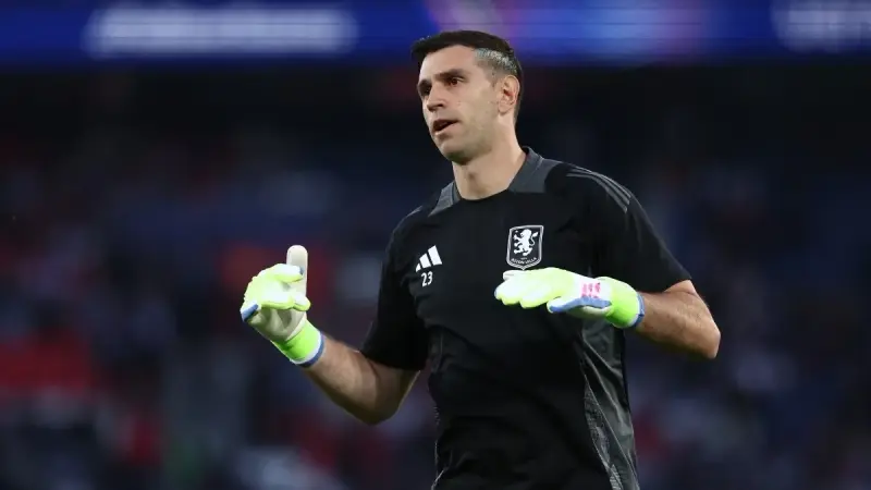 إيمليانو مارتينيز يستفز الجماهير الفرنسية قبل مواجهة باريس سان جيرمان.. ما القصة؟