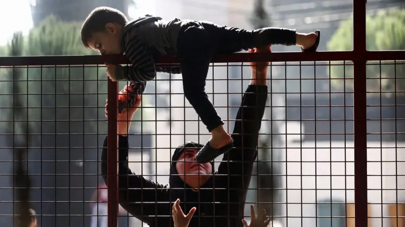 "فقدان الروتين الأسري".. خطر يحدق بالأطفال النازحين في لبنان