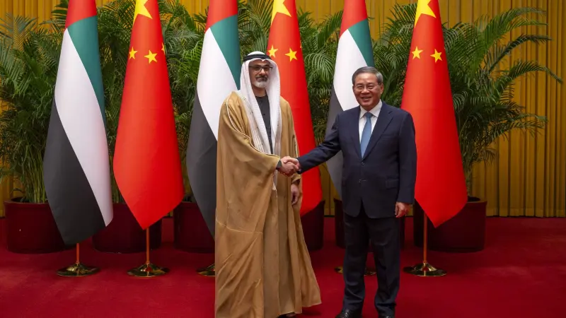 ولي عهد أبوظبي ورئيس مجلس الدولة الصيني يبحثان تعزيز الشراكة الإستراتيجية