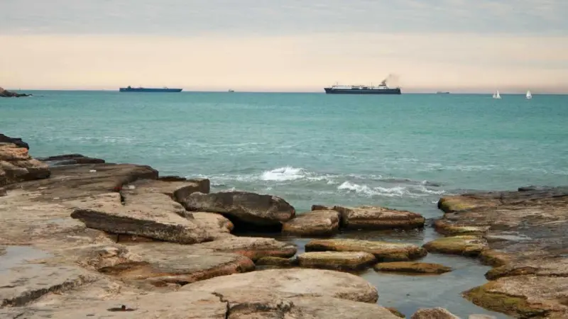 إيران تلجأ إلى هذا الطريق للهروب من الحصار الأميركي بمضيق هرمز