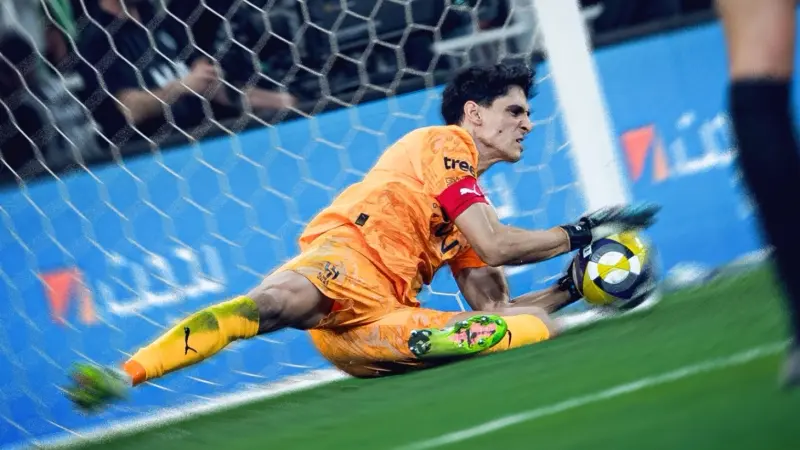 كأس الملك السعودي - تألق بونو يقود الهلال إلى النهائي على حساب الأهلي.. والخلود يجرد الاتحاد من لقبه