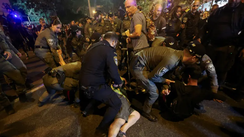 فيديو - الشرطة الإسرائيلية تعتقل متظاهرين اقتحموا مقرّ الليكود بتل أبيب