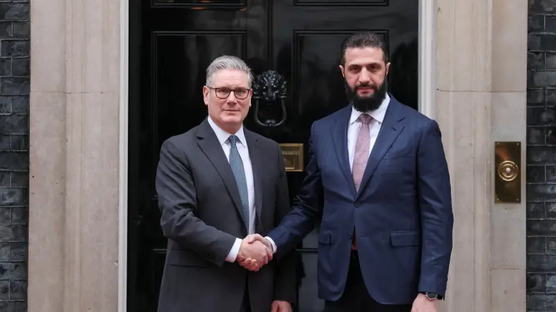 فيديو - الشرع يلتقي رئيس الوزراء البريطاني في لندن