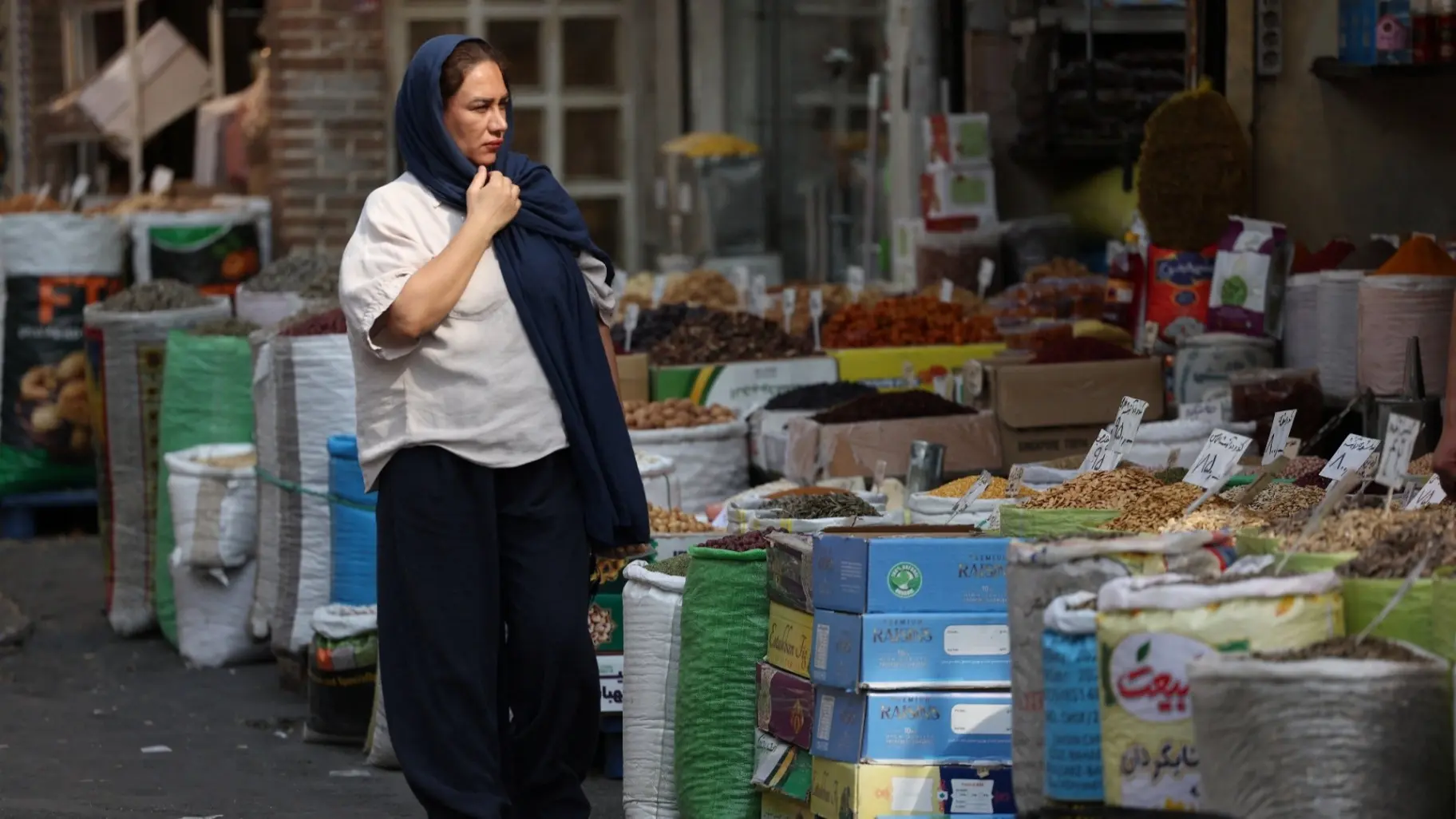 انهيار الريال رفع تكاليف المعيشة في إيران (رويترز) انهيار الريال رفع تكاليف المعيشة في إيران (رويترز)