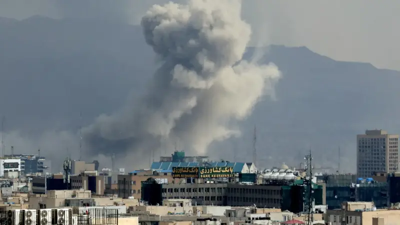 دول غربية تغلق سفاراتها أو تنقل طواقمها من طهران