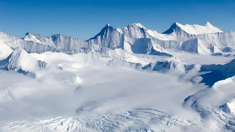 أثار نظريات المؤامرة.. هرم غامض يظهر تحت جليد القارة القطبية الجنوبية