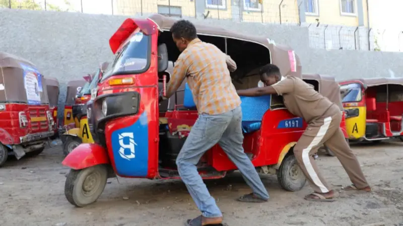 صدمة الطاقة تضرب الصومال وتدفع التوك توك إلى التوقف