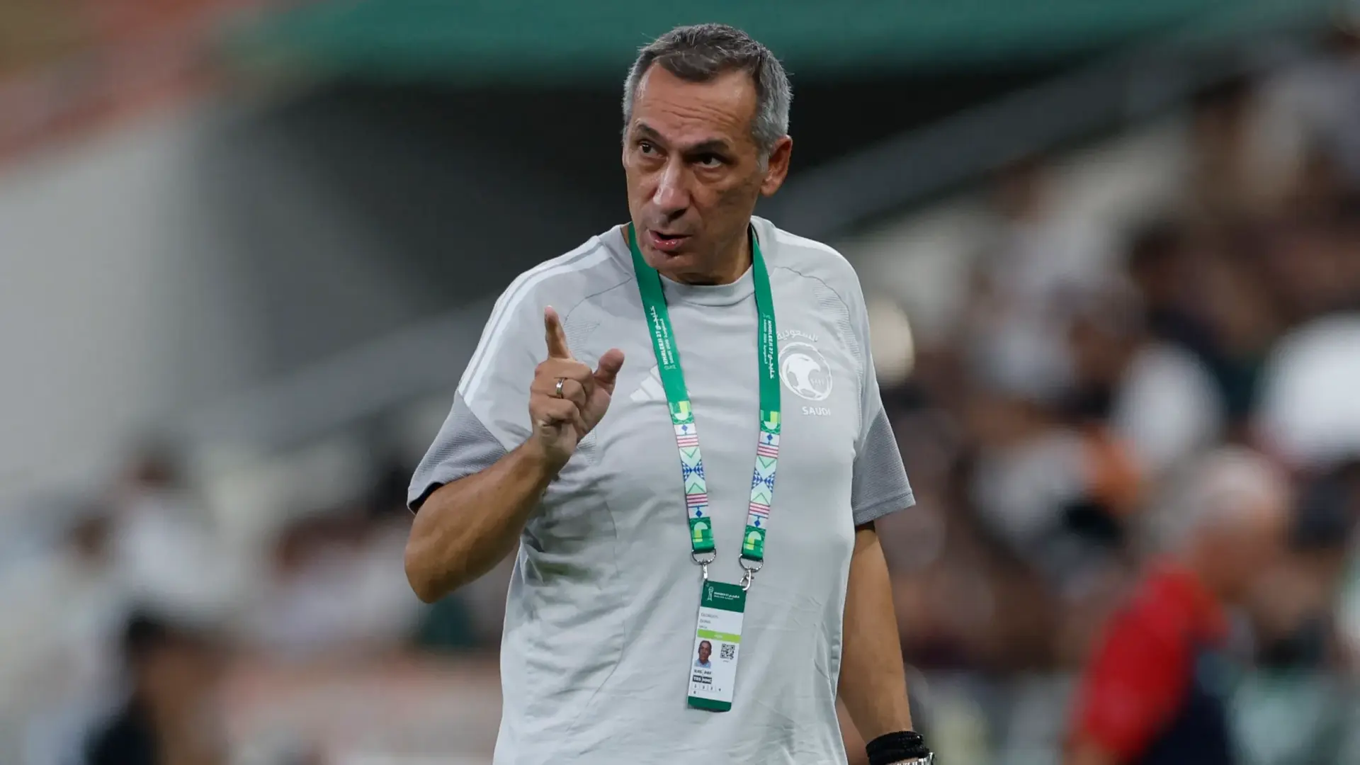 دونيس يشيد بأداء لاعبي المنتخب السعودي أمام قطر (رويترز) دونيس يشيد بأداء لاعبي المنتخب السعودي أمام قطر (رويترز)