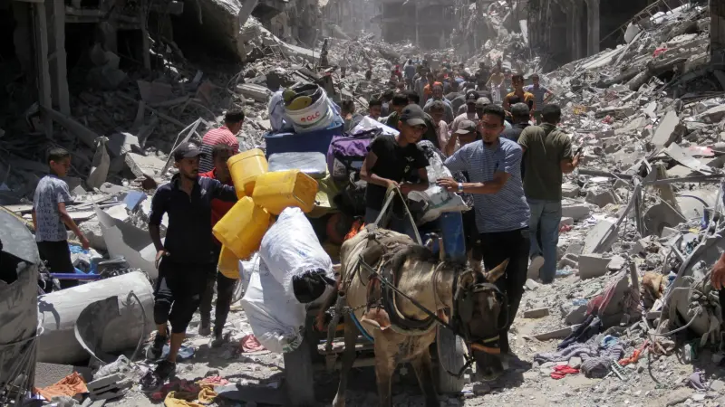 بعد انسحاب إسرائيل.. سكان مخيم جباليا يتفقدون منازلهم المدمرة