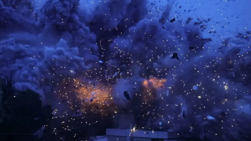 فيديو - تصعيد إسرائيلي غير مسبوق بجنوب لبنان.. وقصف معابر حدودية مع سوريا