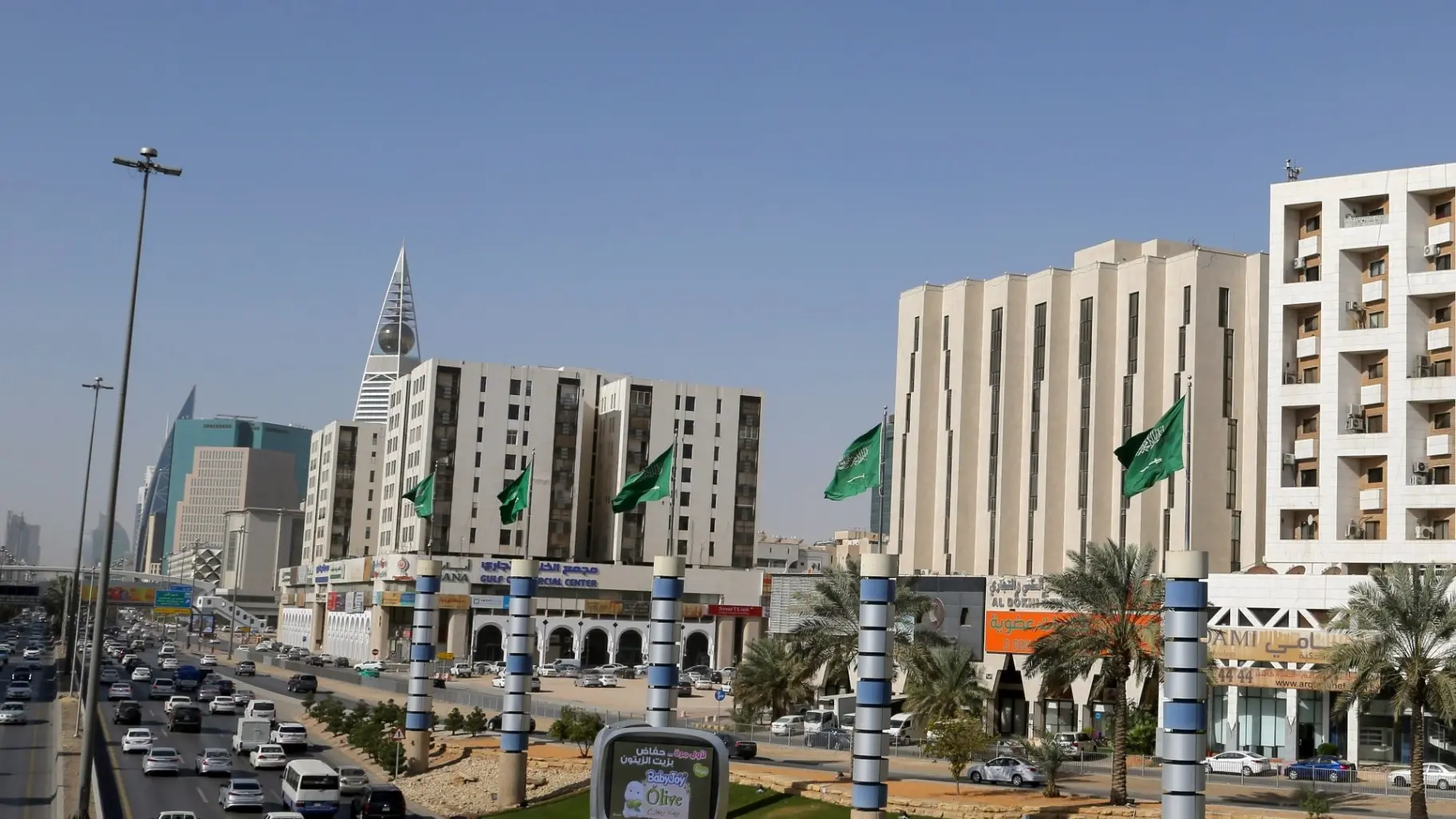 السعودية: شظايا صاروخين باليستيين حوثيين تُلحق أضراراً مادية في الرياض (رويترز) السعودية: شظايا صاروخين باليستيين حوثيين تُلحق أضراراً مادية في الرياض (رويترز)