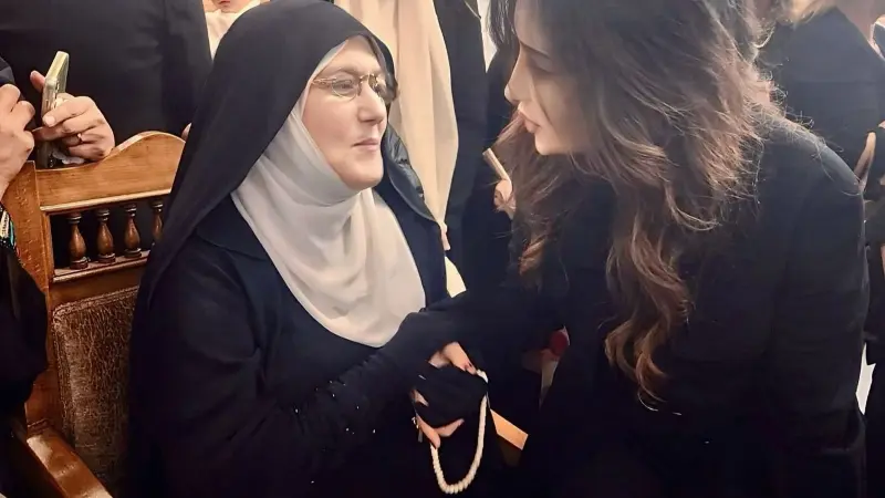 صور - عزاء حسن يوسف.. سبحة شمس البارودي وظهور حسين فهمي أبرز المشاهد