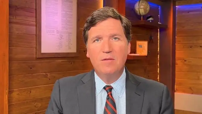 فيديو - بعد طرده.. "المذيع الشهير" يفضح الساسة الأميركيين