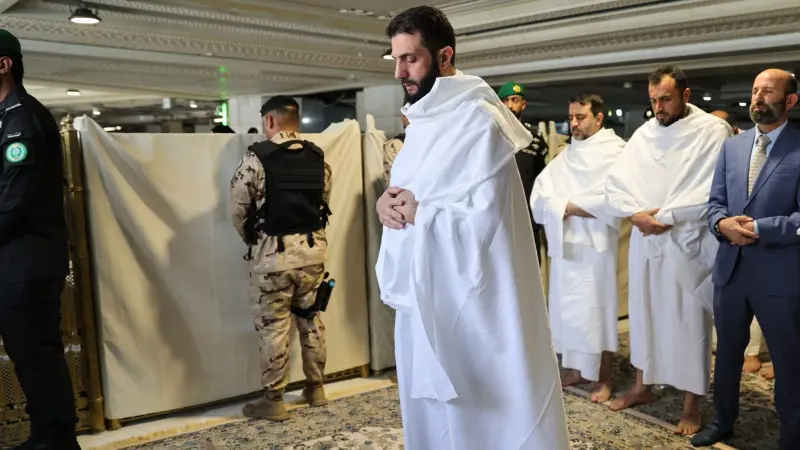 صور - أحمد الشرع داخل الكعبة خلال أداء مناسك العمرة