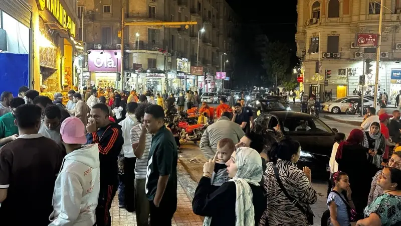 صور - القاهرة تستعيد نبضها الليلي بعد انتهاء إجراءات ترشيد الكهرباء