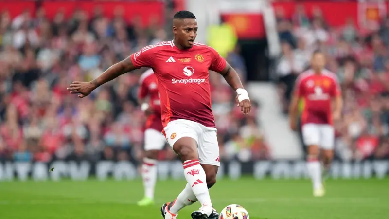 فيديو - نجم مانشستر يونايتد يمنع شابا من الانتحار.. تفاصيل قصة مثيرة