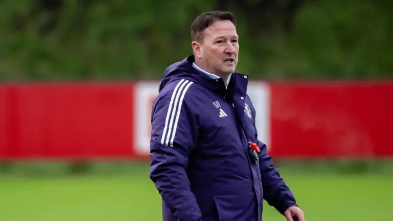 من هو ستيف هولاند؟ العقل المدبّر مع كاريك لإحياء مانشستر يونايتد