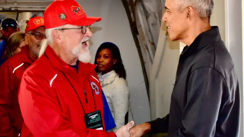 فيديو - ظهور مفاجئ جديد لأوباما.. ورسالة إلى قدماء المحاربين