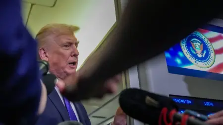 related_news_inside_blogsترامب يلوّح بالأسطول ويتحدث عن "محادثات جيدة" مع إيران