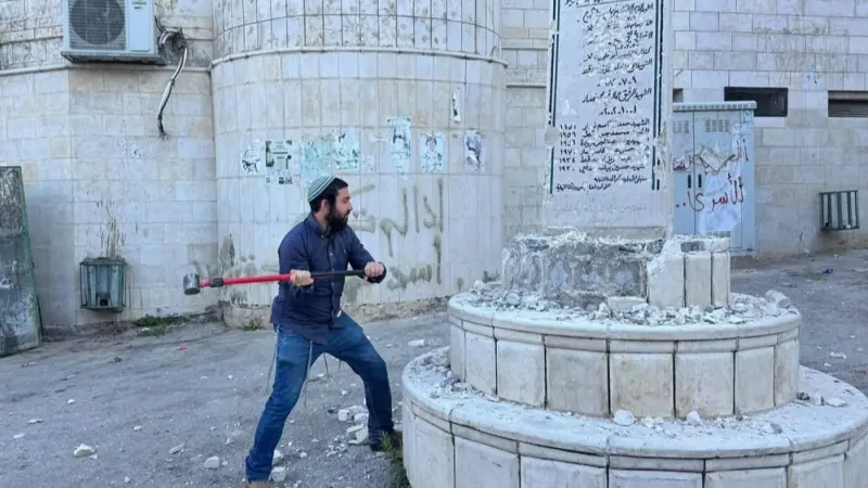 فيديو - خلاف داخل إسرائيل بعد تحطيم نصب تذكاري في الضفة الغربية