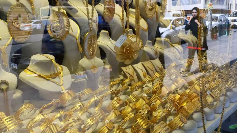 وسط حذر قبل قرار المركزي.. استقرار في أسعار الذهب