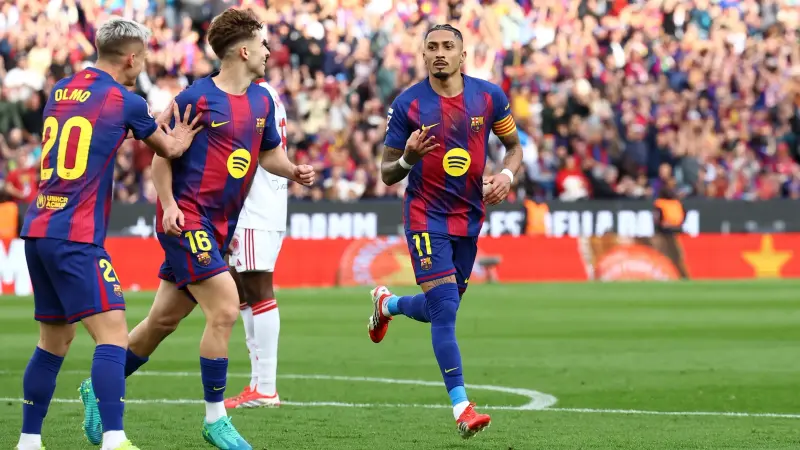 الدوري الإسباني - رافينيا يسجل "هاتريك" ويقود برشلونة لاكتساح إشبيلية